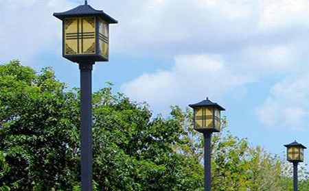 太阳能疏附庭院灯怎么选亮度与续航更耐用